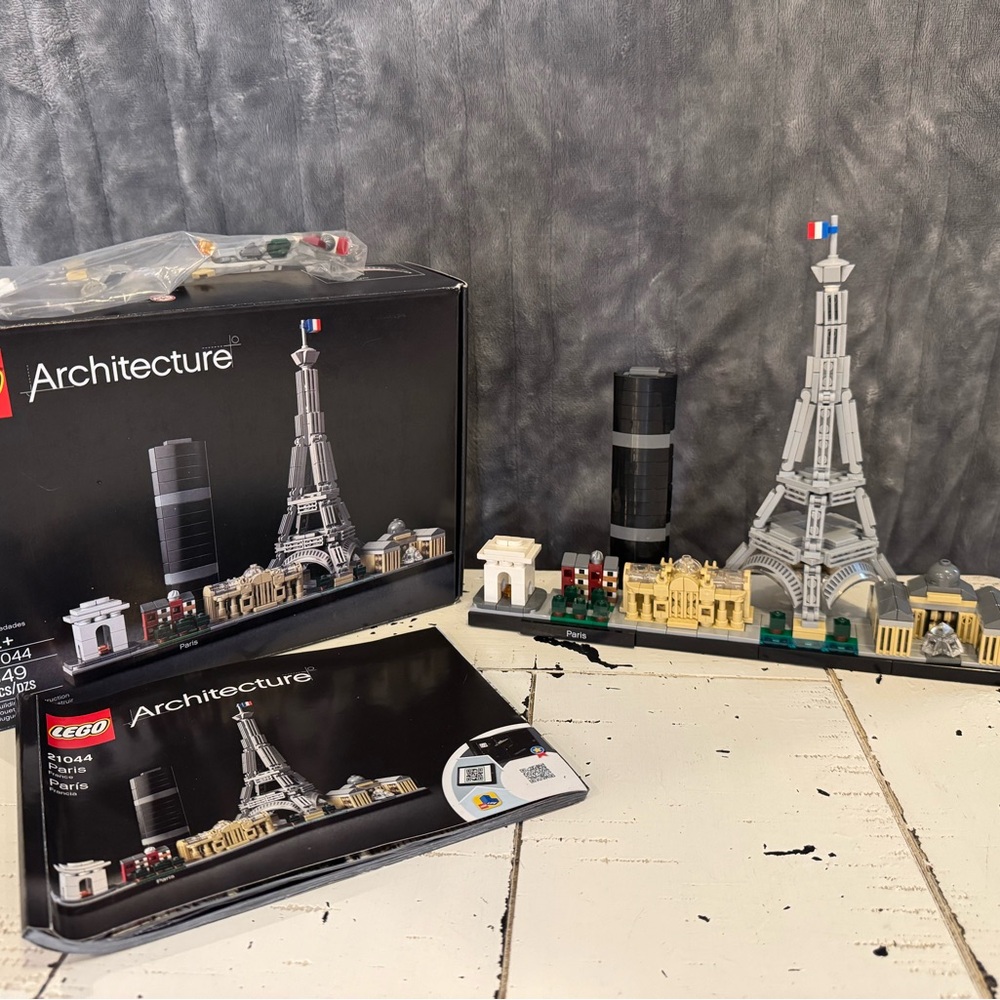 LEGO Architecture Paris Set - all pieces , box and instructions